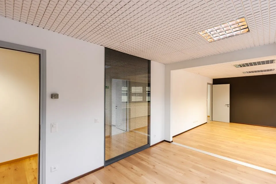 BIOGGIO - SPACIOUS OFFICE FOR RENT IN STRATEGIC LOCATION (ref. 013) – photo 6 of 18