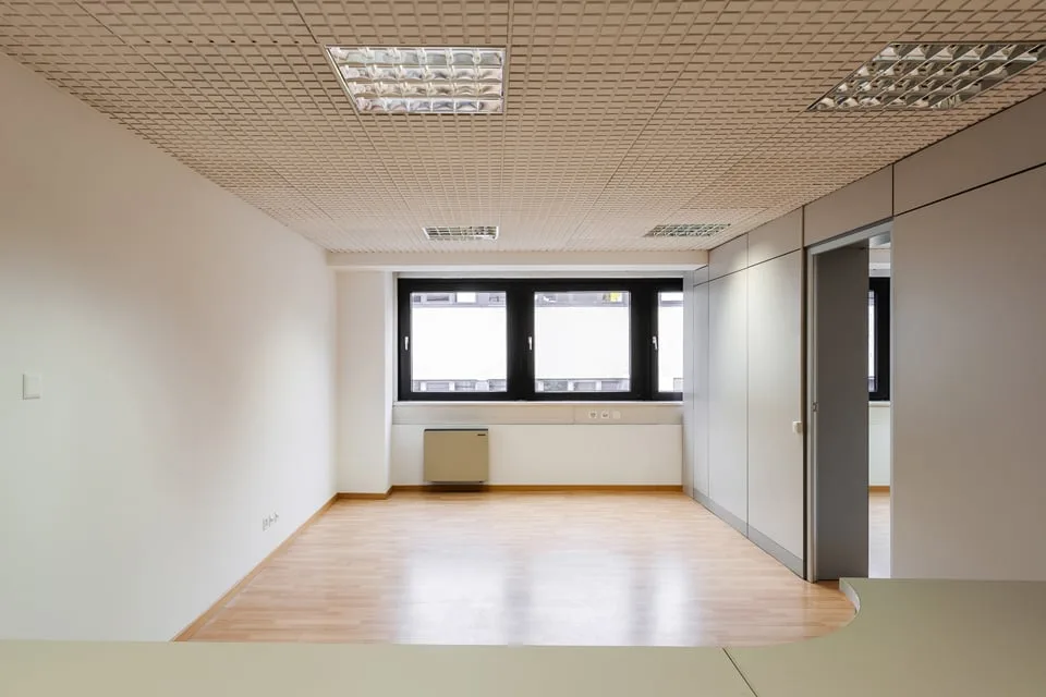 BIOGGIO - SPACIOUS OFFICE FOR RENT IN STRATEGIC LOCATION (ref. 013) – photo 7 of 18