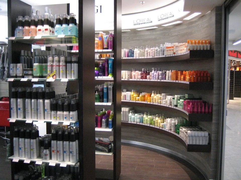 Spazio commerciale moderno a Wilderswil – uso polivalente (parrucchiere / studio / cosmetici)