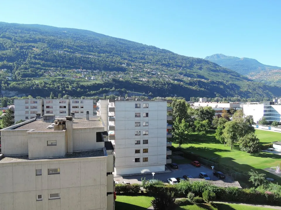 STUDIO EN ATTIQUE A COTE DE LA GARE AVEC PLACE DE PARC