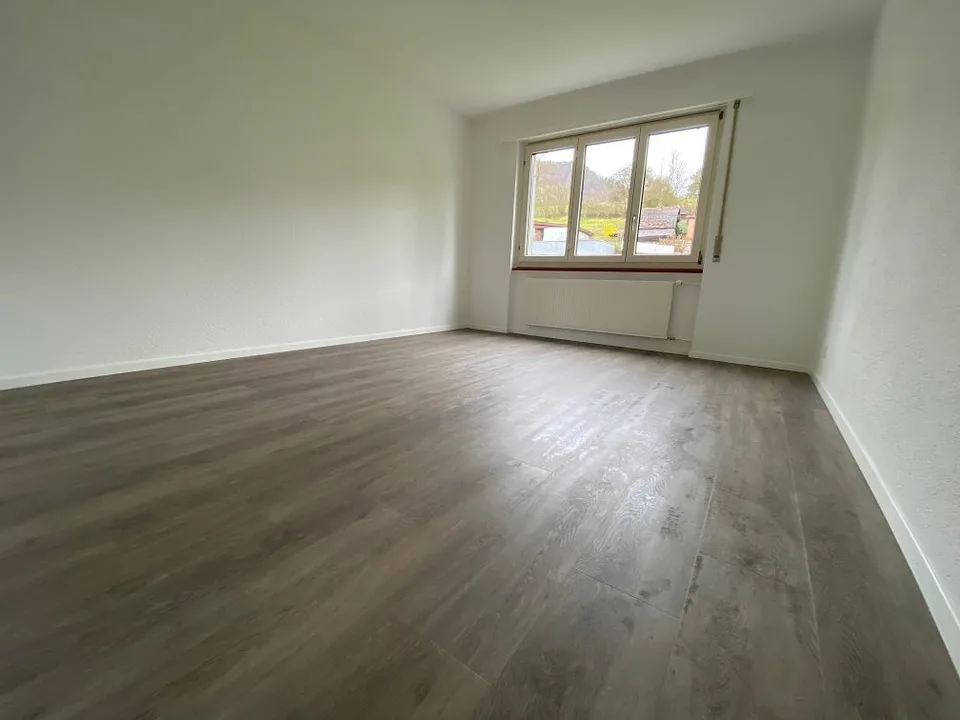 Wohnung mit 4.5 Zimmern komplett renoviert in einer grünen Umgebung ohne direkte Nachbarschaft – Foto 15 von 17