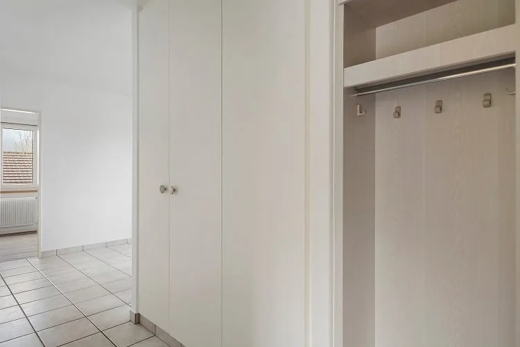 Wohnung mit 4.5 Zimmern komplett renoviert in einer grünen Umgebung ohne direkte Nachbarschaft – Foto 9 von 17