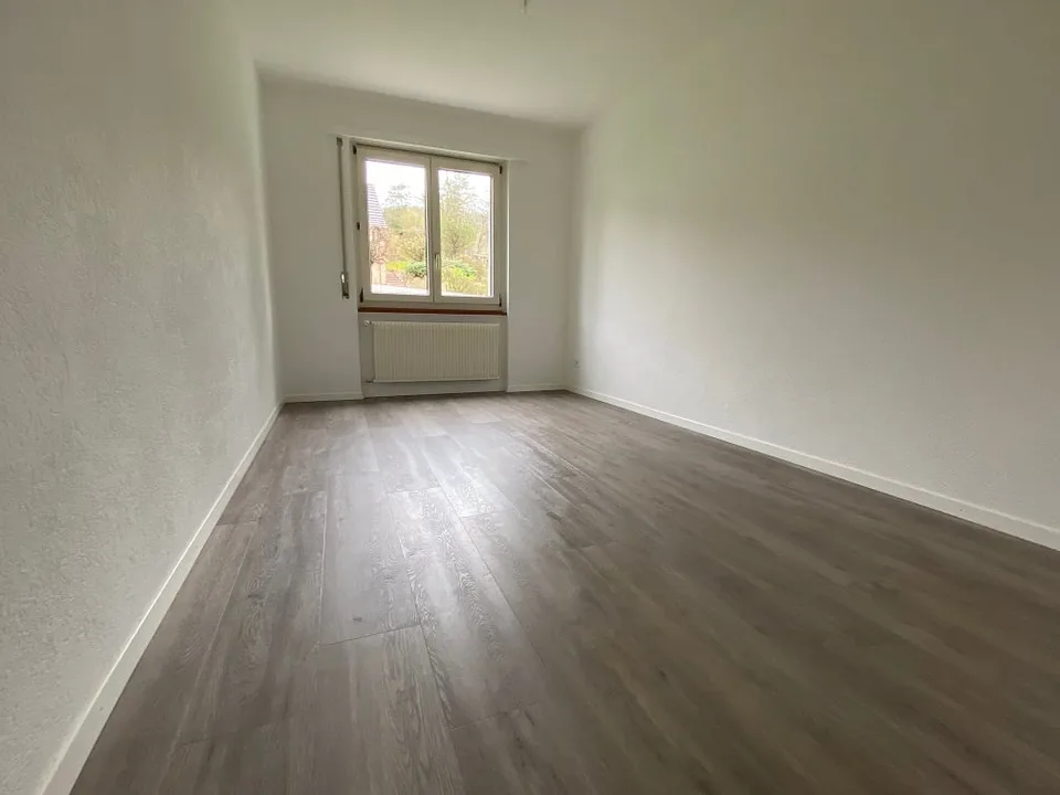 Wohnung mit 4.5 Zimmern komplett renoviert in einer grünen Umgebung ohne direkte Nachbarschaft – Foto 14 von 17