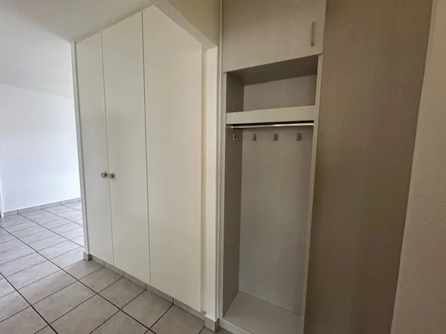 Wohnung mit 4.5 Zimmern komplett renoviert in einer grünen Umgebung ohne direkte Nachbarschaft – Foto 11 von 17