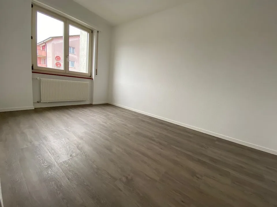 Wohnung mit 4.5 Zimmern komplett renoviert in einer grünen Umgebung ohne direkte Nachbarschaft – Foto 16 von 17