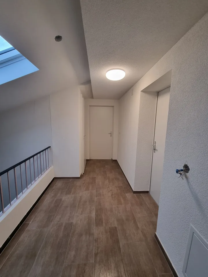 Charmantes Dachwohnung mit 1 Zimmer in Bévilard – Foto 7 von 7