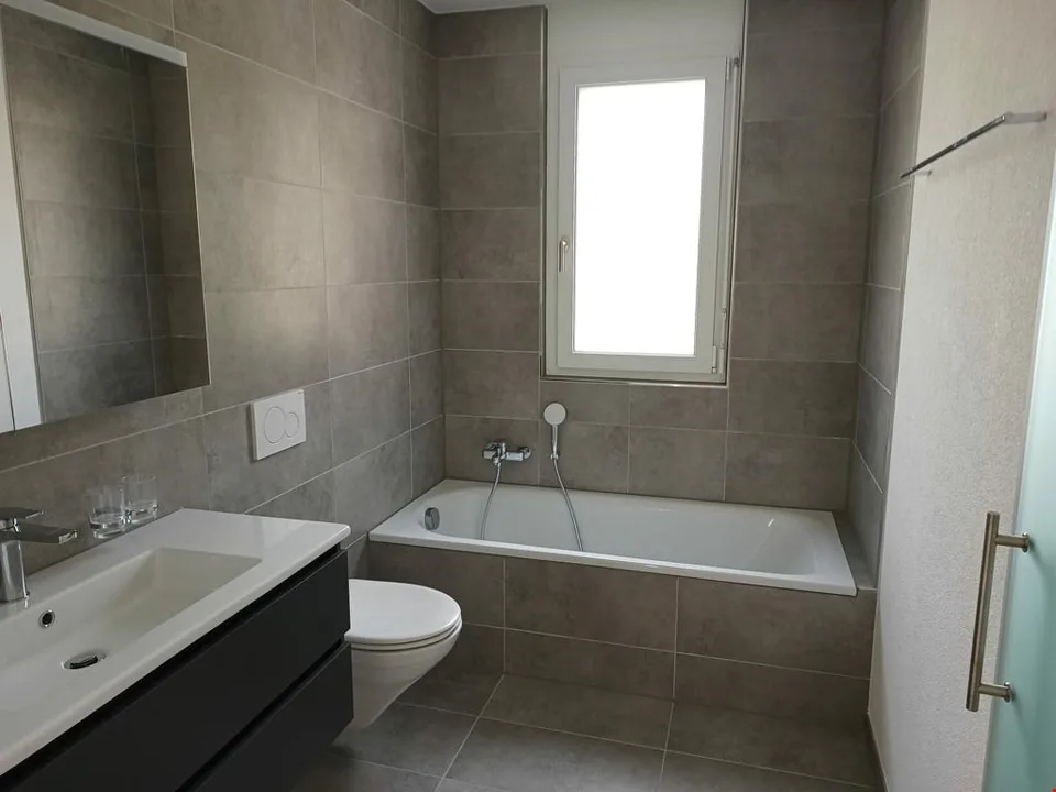 mit Aussicht - grosszügige, moderne Wohnung