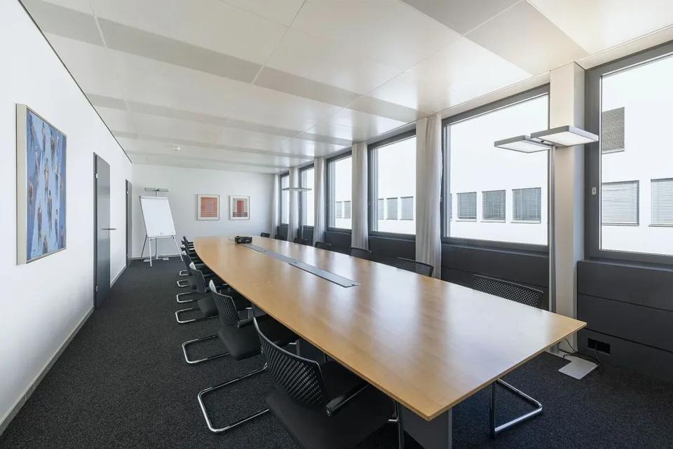 Spazio ufficio pronto per l'occupazione in una posizione centrale città prominente – foto 7 di 10