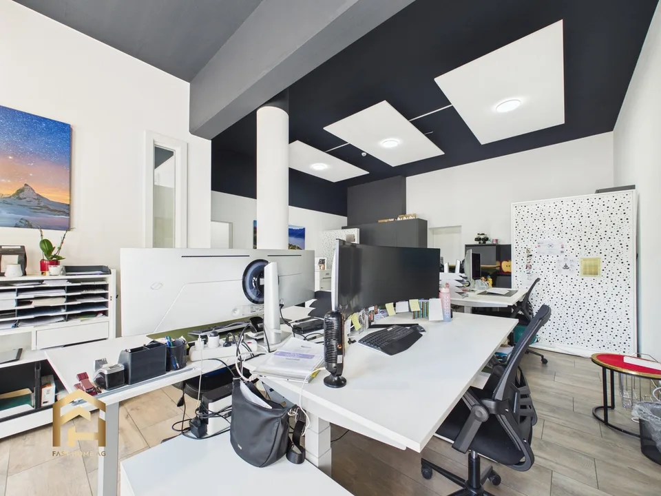 Espaces de bureau modernes et lumineux à Gampel avec places de parking privées