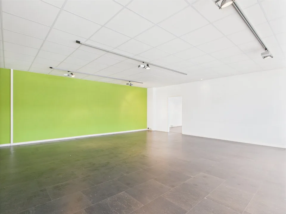 310m2 di spazio commerciale moderno al 2° piano a Murten