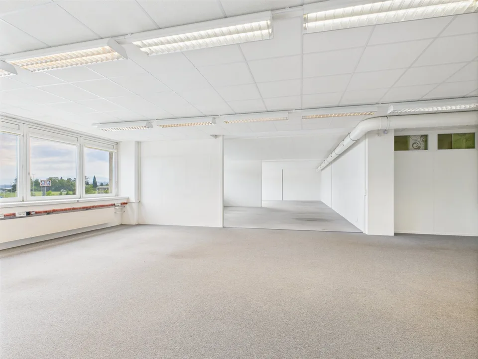 310m2 modern commercial space on the 2nd floor in Murten – photo 9 of 19