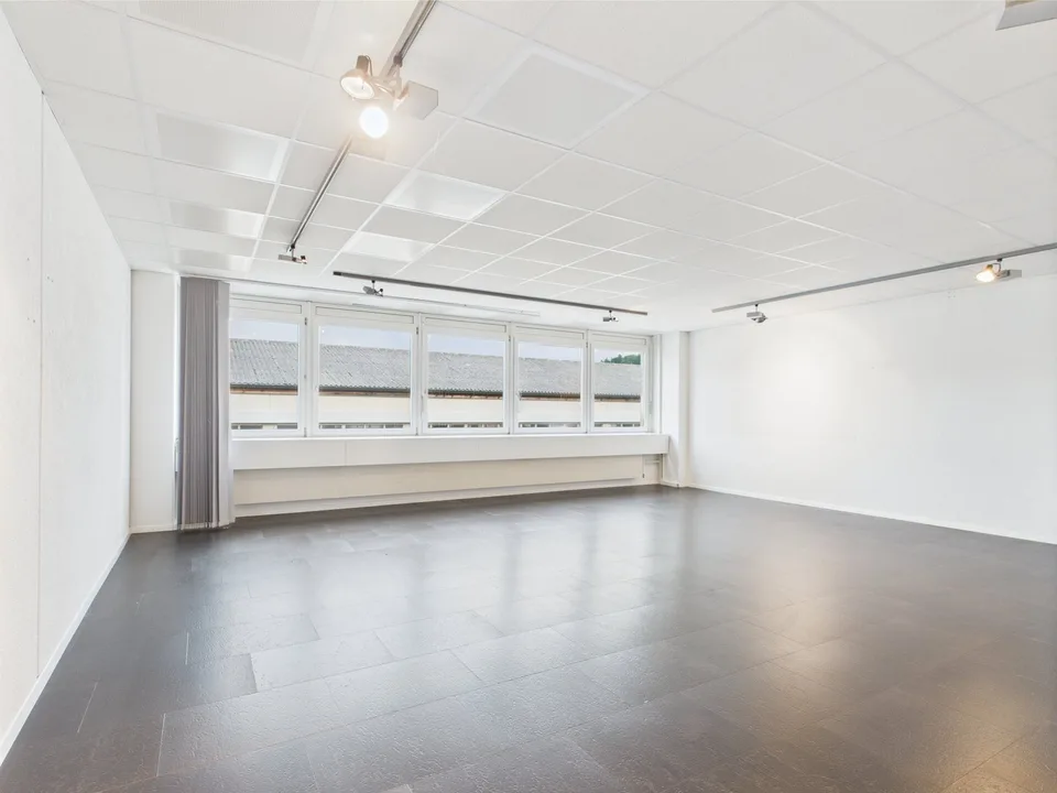 310m2 modern commercial space on the 2nd floor in Murten – photo 6 of 19