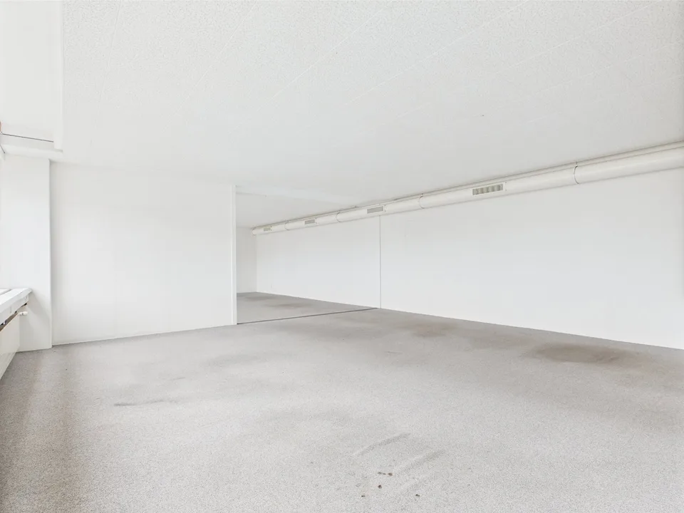 310m2 modern commercial space on the 2nd floor in Murten – photo 11 of 19