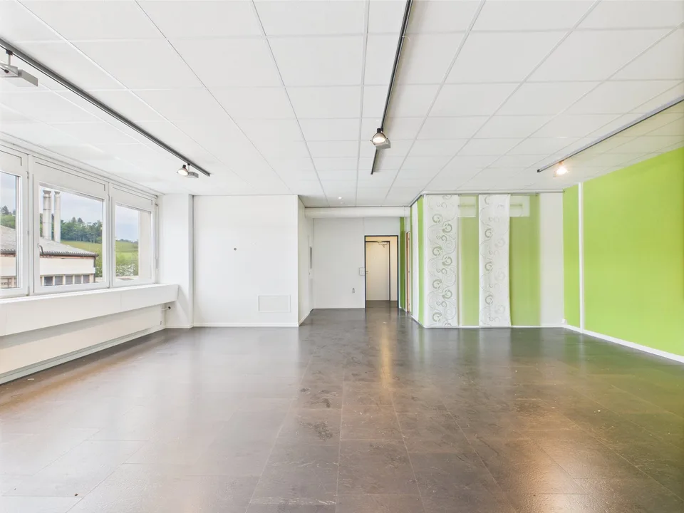 310m2 di spazio commerciale moderno al 2° piano a Murten