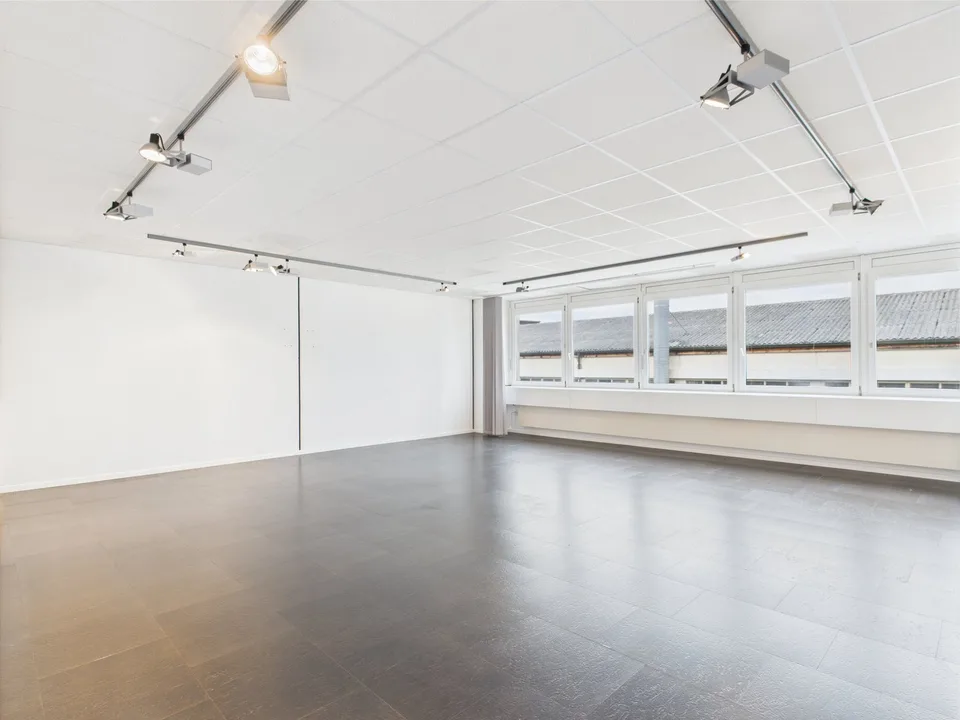 310m2 di spazio commerciale moderno al 2° piano a Murten