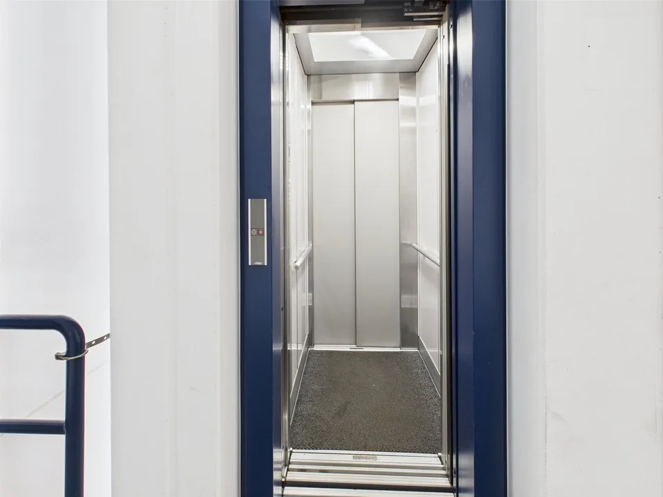 310m2 modern commercial space on the 2nd floor in Murten – photo 17 of 19