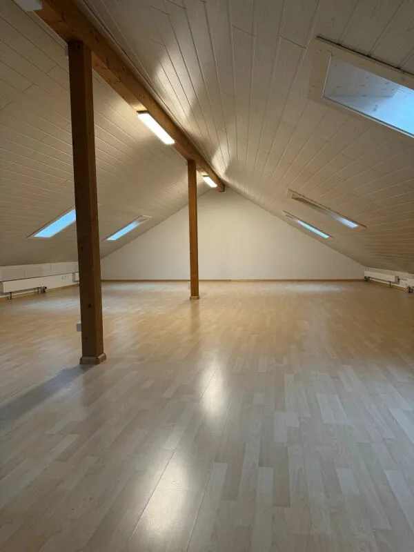 Très spacieux atelier près du centre du village