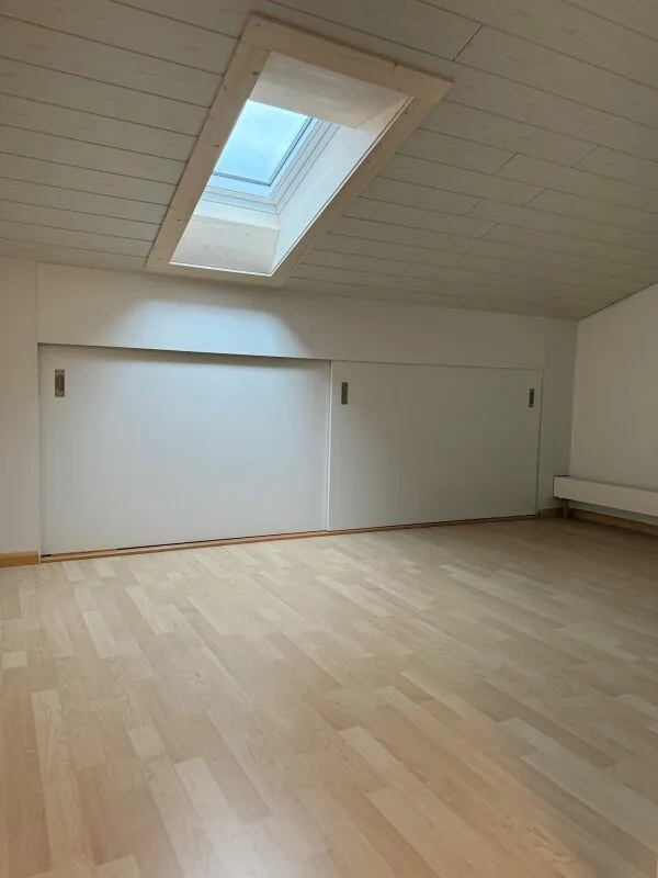 Très spacieux atelier près du centre du village