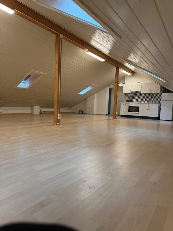 Très spacieux atelier près du centre du village