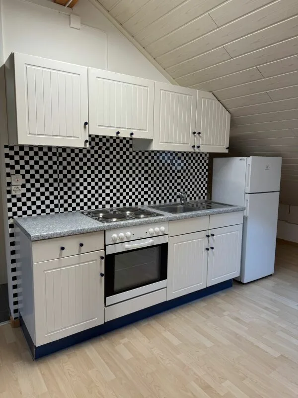 Très spacieux atelier près du centre du village