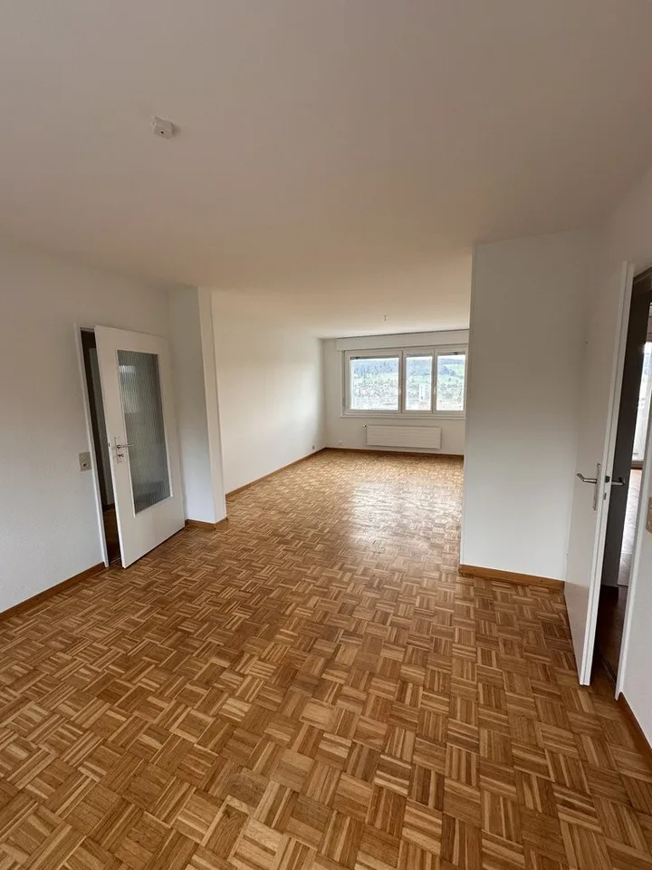 WOHNUNG MIT BALKON IN RUHIGER GEGENDE