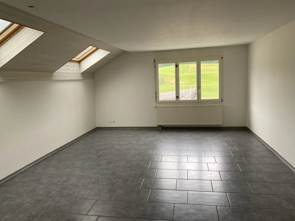 Appartement lumineux de 3,5 pièces avec balcon et vue à Courrendlin