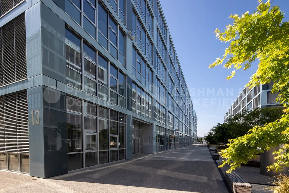 Schöne industrielle und handwerkliche Flächen von 498 m² und 812 m² im Erdgeschoss