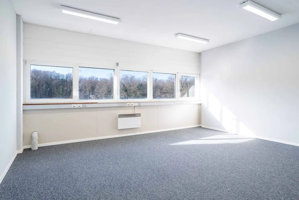 Uffici funzionali di 219 m² in zona industriale con accesso rapido autostradale