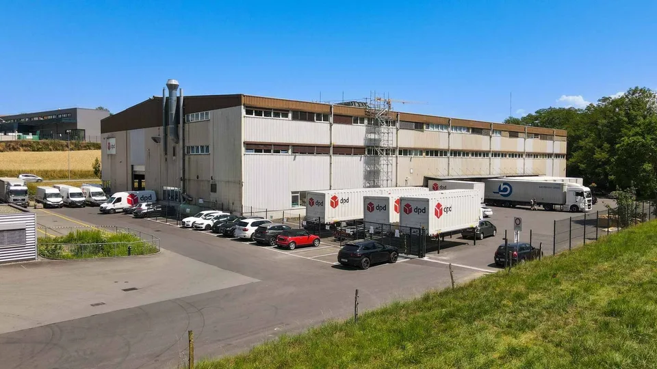 Bureaux fonctionnels de 219 m²  Zone industrielle avec accès rapide autoroutes