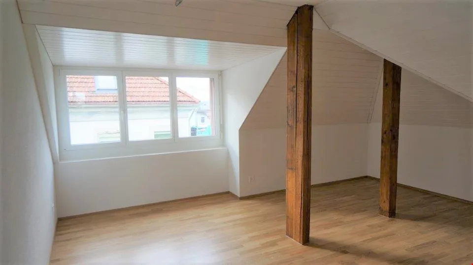 Appartamento mansardato di 3,5 locali al 4° piano con balcone