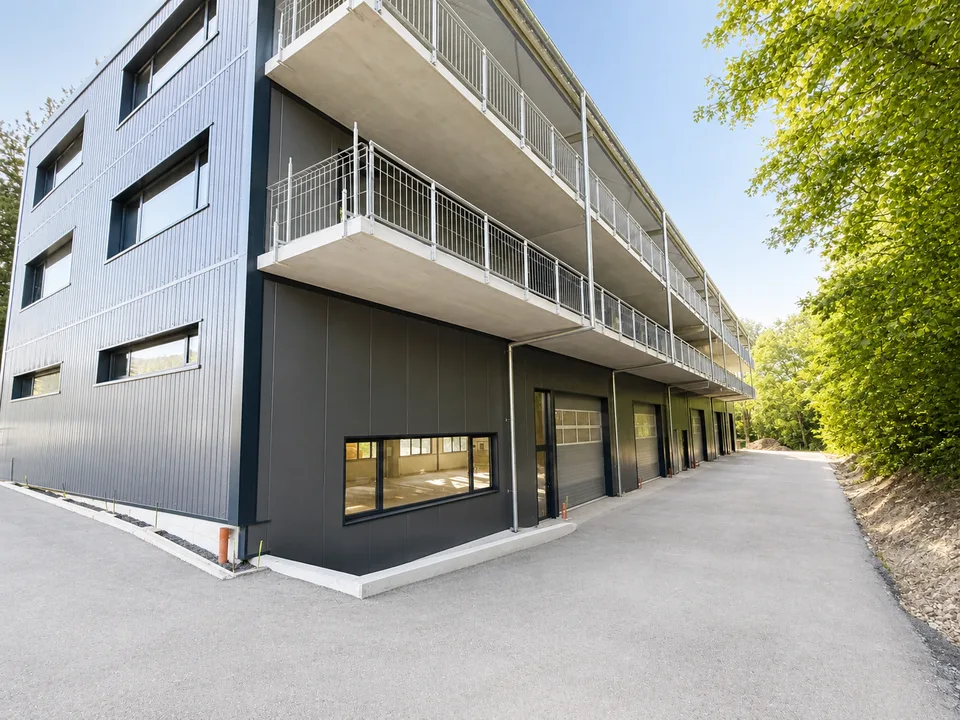 Espace industriel au Landeron - Neuchâtel - RDC - Grande porte