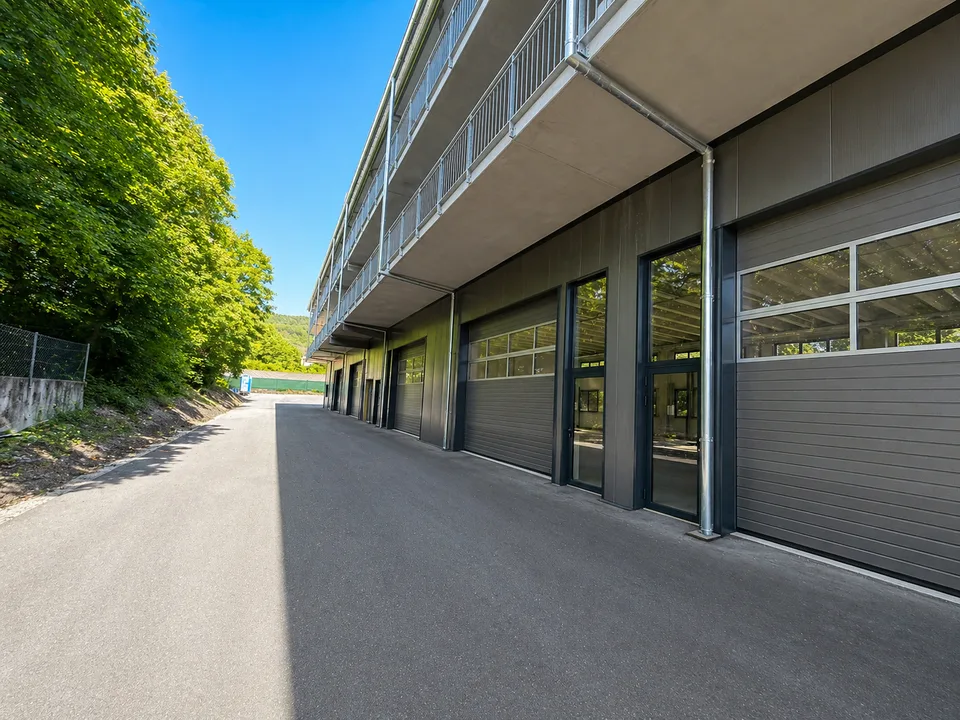 Espace industriel au Landeron - Neuchâtel - RDC - Grande porte