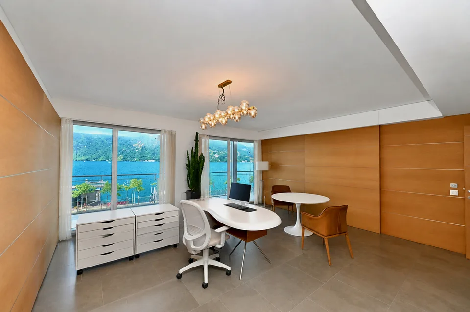 Uffici Rappresentativi con Vista Lago e Posto Auto nel Cuore di Lugano
