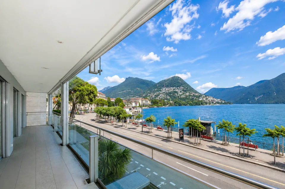 Uffici Rappresentativi con Vista Lago e Posto Auto nel Cuore di Lugano