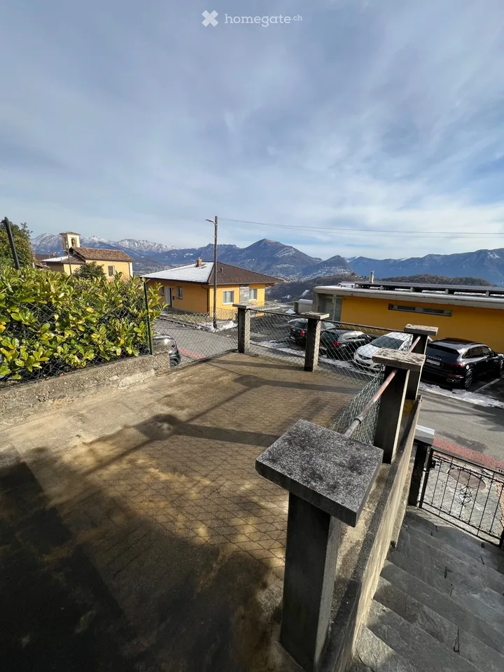 Subentrante per ampio appartamento con giardino privato