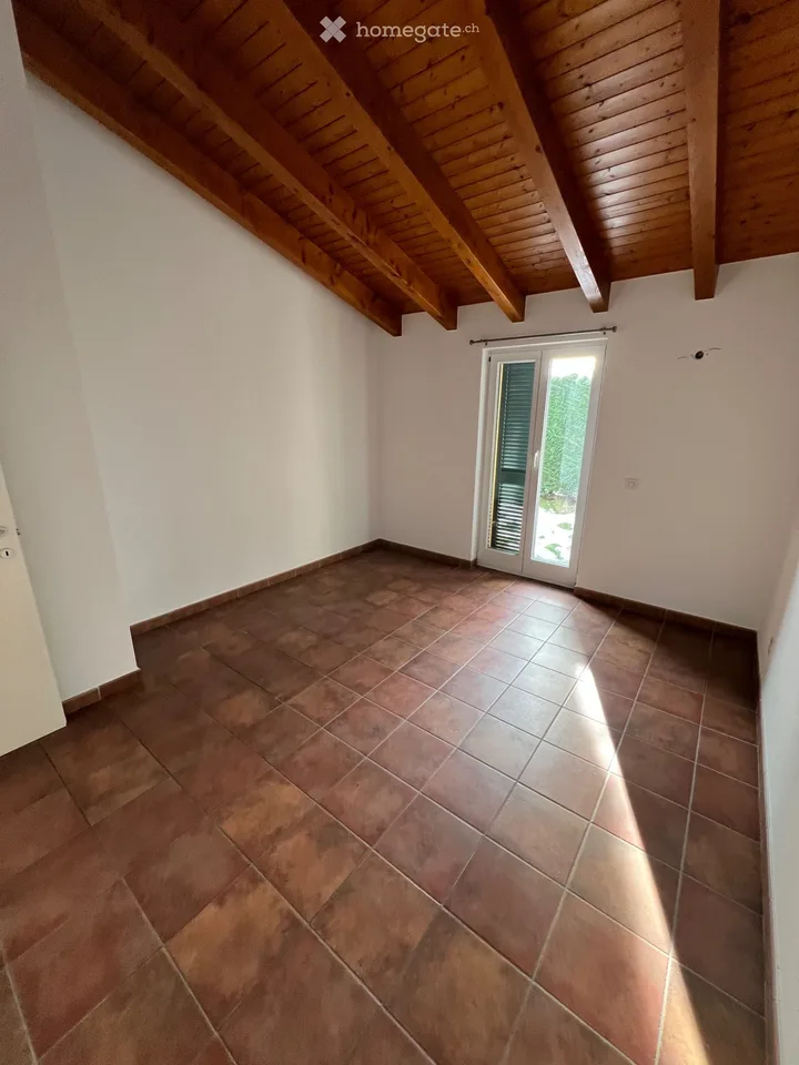 Subentrante per ampio appartamento con giardino privato