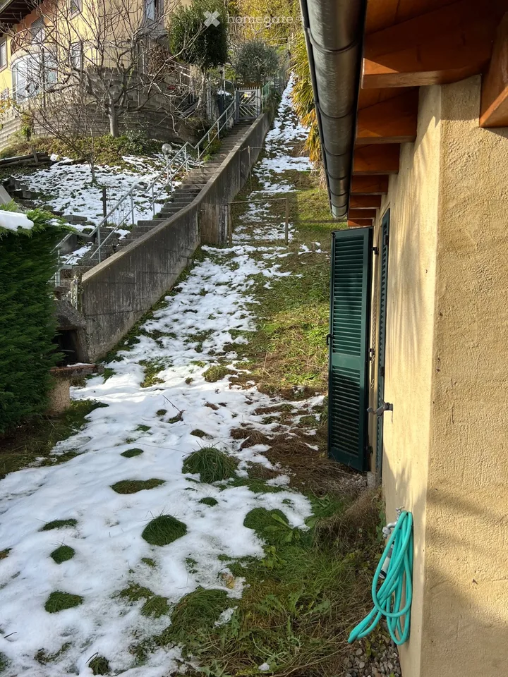 Subentrante per ampio appartamento con giardino privato