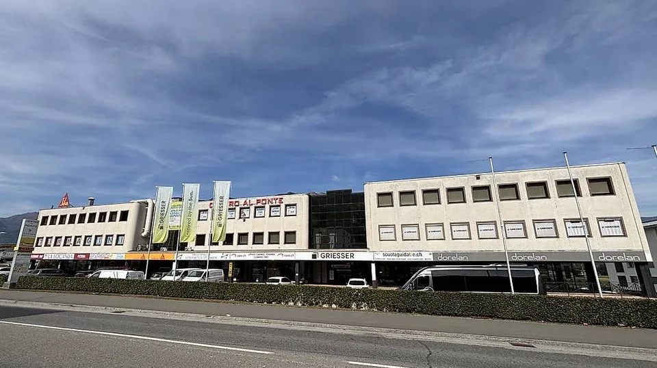 AFFITTASI A CADENAZZO SPAZIO COMMERCIALE DI CA. 102 mq
