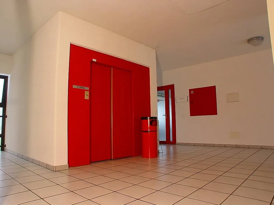 AFFITTASI A CADENAZZO SPAZIO COMMERCIALE DI CA. 102 mq