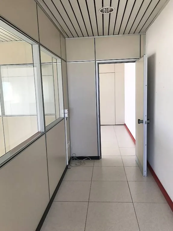 AFFITTASI A CADENAZZO SPAZIO COMMERCIALE DI CA. 102 mq