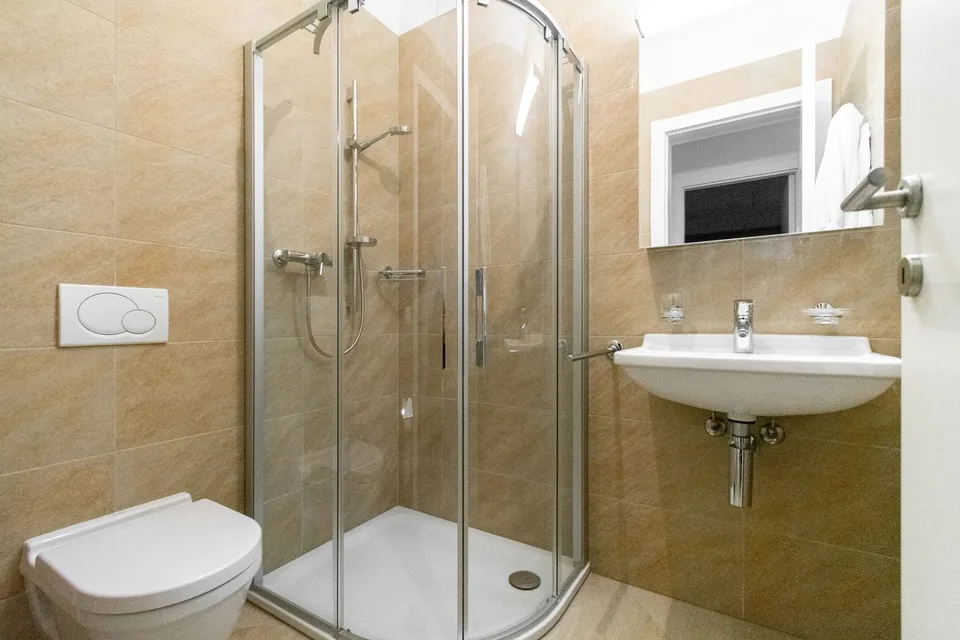 RAFFINIERTES 4.5-ZIMMER-WOHNUNG MIT MOBILIERUNG UND PANORAMATERRASSE – Foto 14 von 19