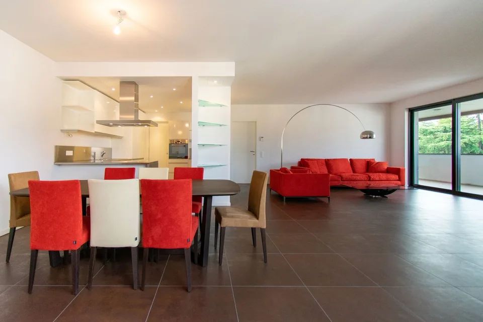 RAFFINATO APPARTAMENTO DI 4.5 LOCALI ARREDATO CON TERRAZZA PANORAMICA