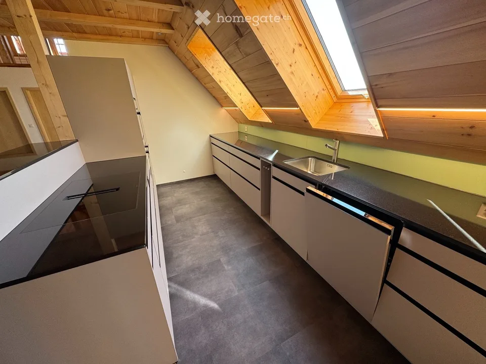 Première location : bel appartement de 5,5 pièces sous les combles avec galerie