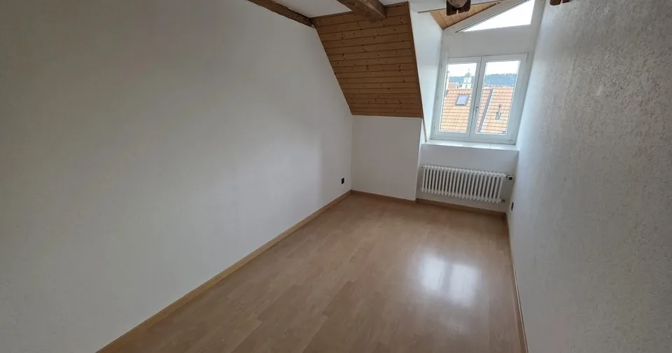 GROSSES DUPLEX ZWEI SCHRITE VOM MARKTPLATZ ENTFERNT - 1. MIETE NETTO ANGEBOTEN