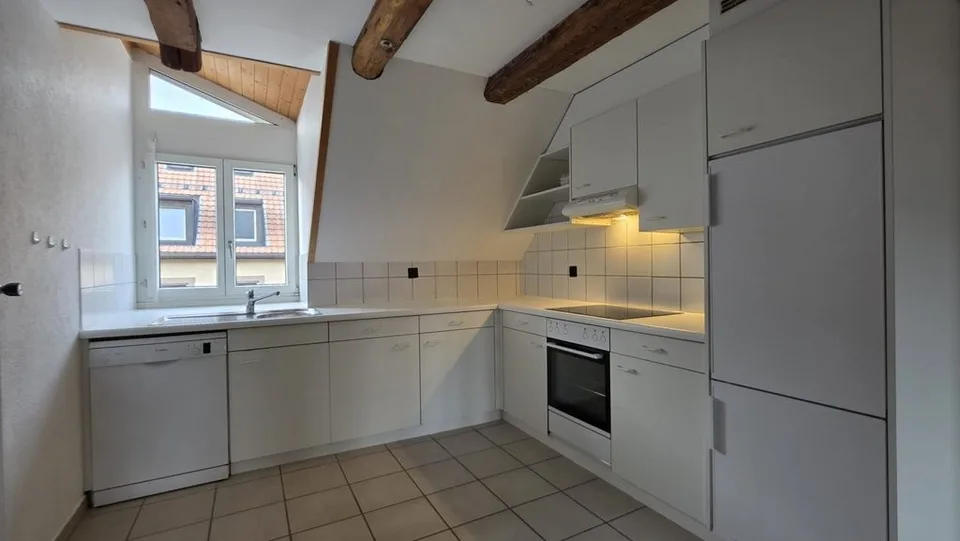GROSSES DUPLEX ZWEI SCHRITE VOM MARKTPLATZ ENTFERNT - 1. MIETE NETTO ANGEBOTEN