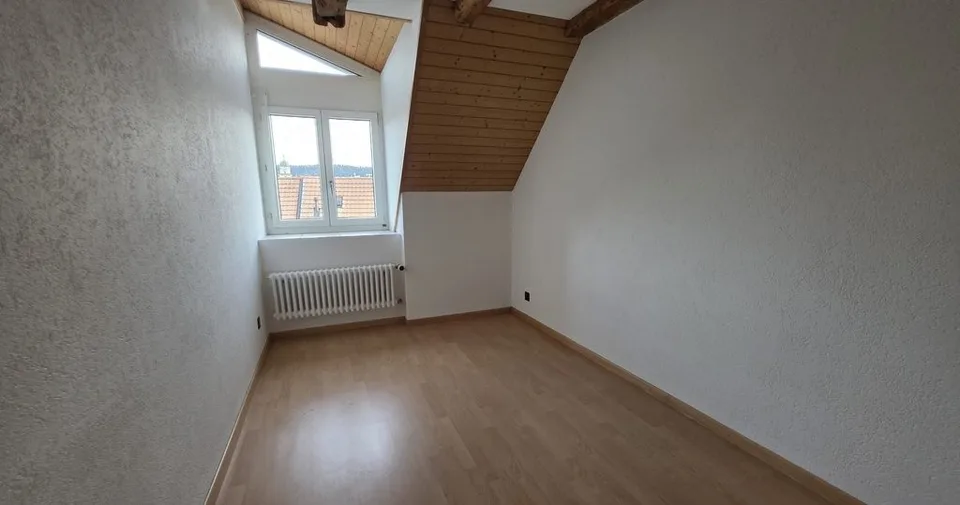 GROSSES DUPLEX ZWEI SCHRITE VOM MARKTPLATZ ENTFERNT - 1. MIETE NETTO ANGEBOTEN
