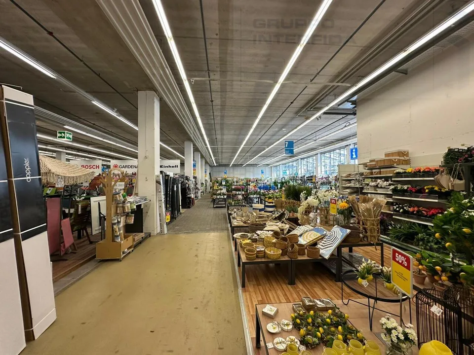 GRANDE SPAZIO COMMERCIALE IN ZONA FOX TOWN