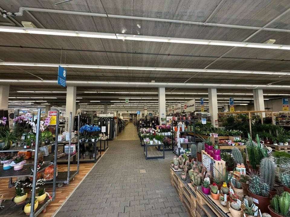 GRANDE SPAZIO COMMERCIALE IN ZONA FOX TOWN
