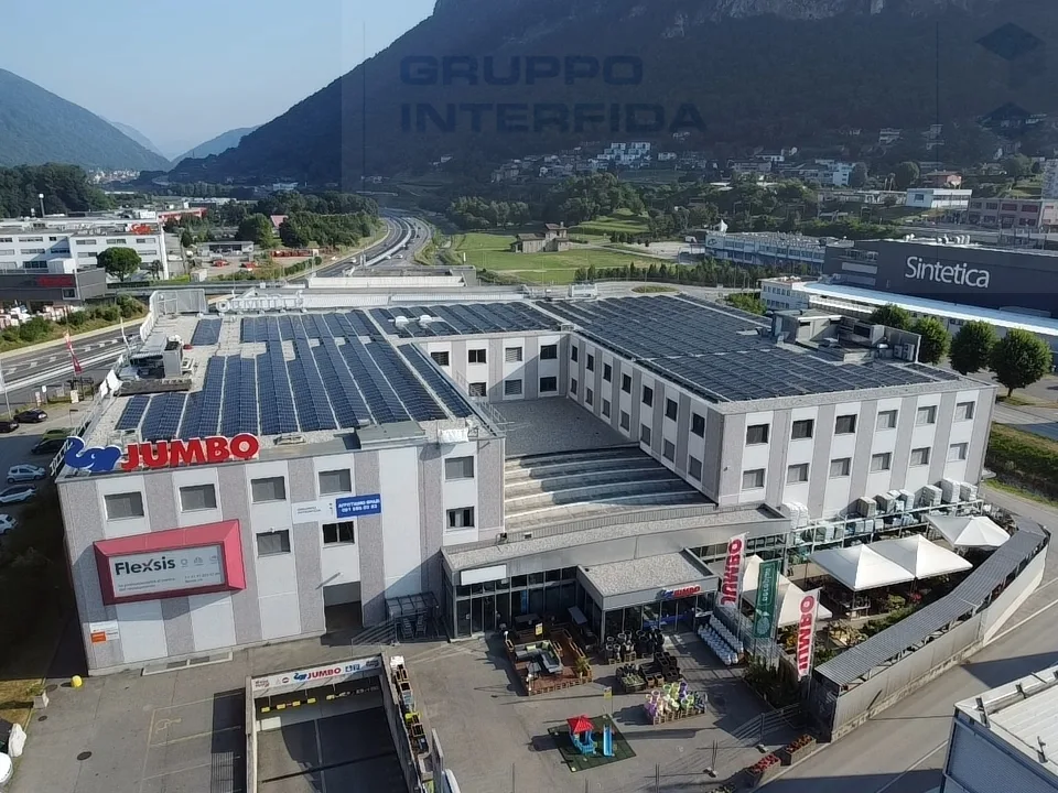 GRANDE SPAZIO COMMERCIALE IN ZONA FOX TOWN