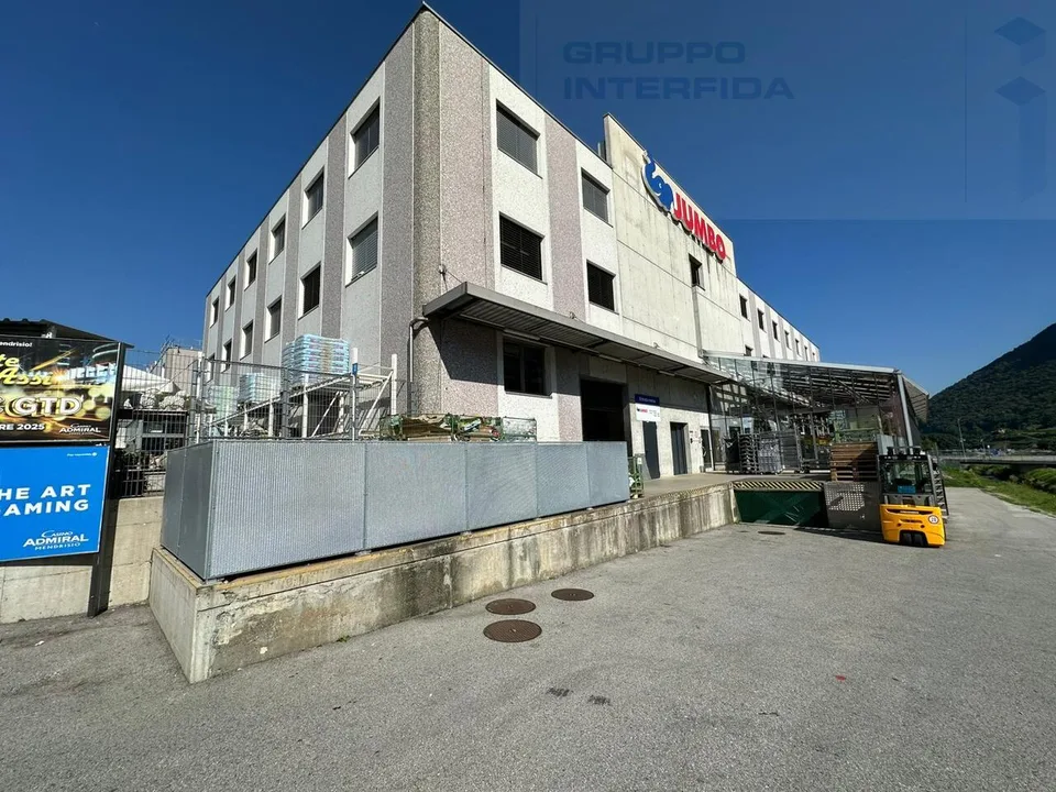 GRANDE SPAZIO COMMERCIALE IN ZONA FOX TOWN